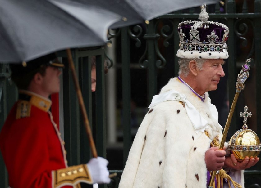 Бог да пази краля: Чарлз III сложи 360-годишна корона на главата си (ОБЗОР+СНИМКИ)