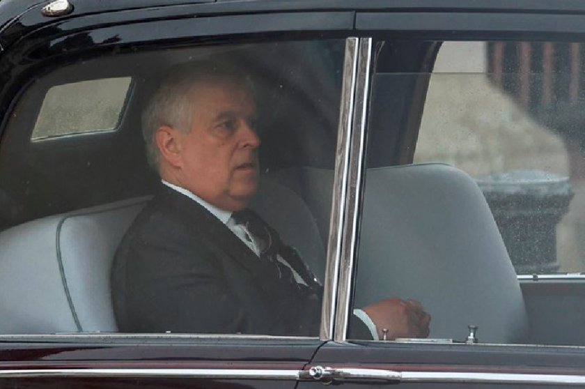 Освиркаха принц Андрю на излизане от Бъкингамския дворец