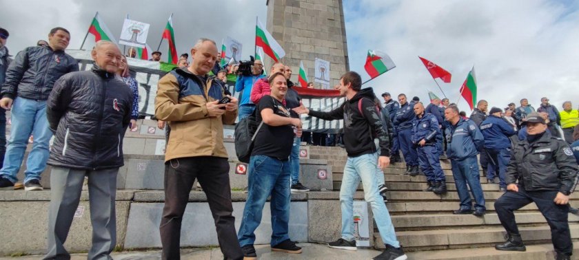 Протестиращи искат Паметникът на съветската армия бъде демонтиран (СНИМКИ)