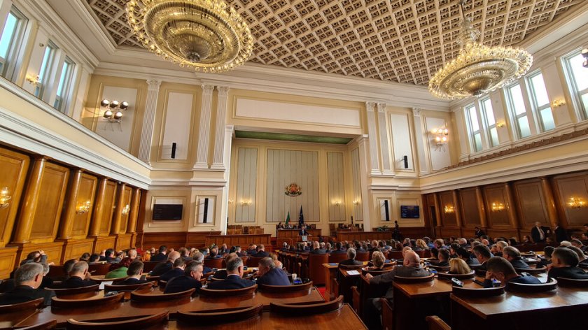 Парламентът удължи работното си време