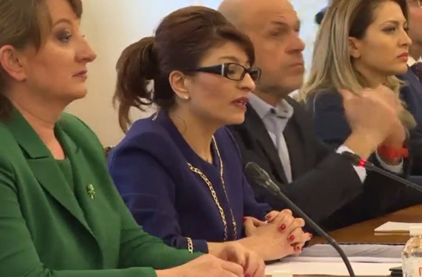 Започна срещата между ГЕРБ-СДС и ДПС в парламента. Двете парламентарни