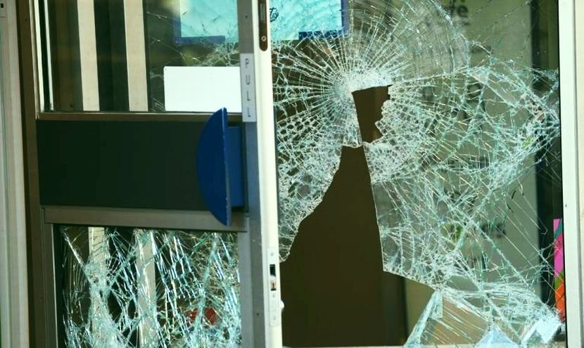 55-годишен мъж от Велико Търново е унищожил входна врата и