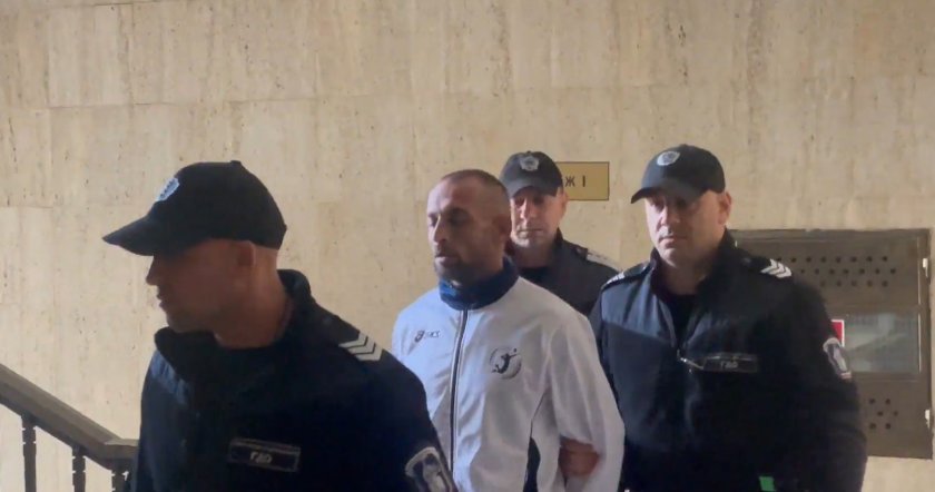 Джигитът, който се вряза в портала на затвора в Бургас, остава в ареста