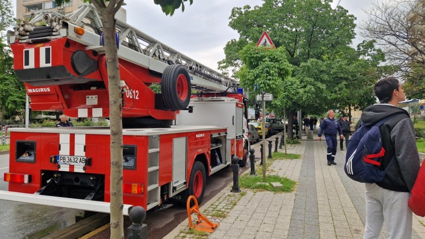 Пожар горя в апартамент в жилищен блок в центъра на