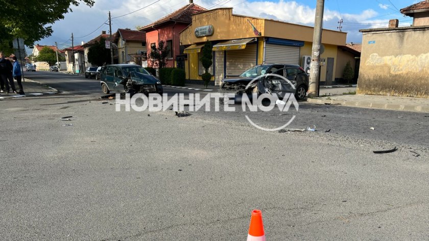 Двама са в болница след катастрофа край Казанлък