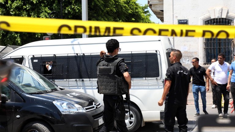 Четирима загинаха в тунизийска синагога след нападение от полицейски служител,