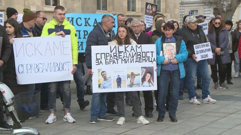 Опечалени близки на загинали при катастрофи блокираха Орлов мост