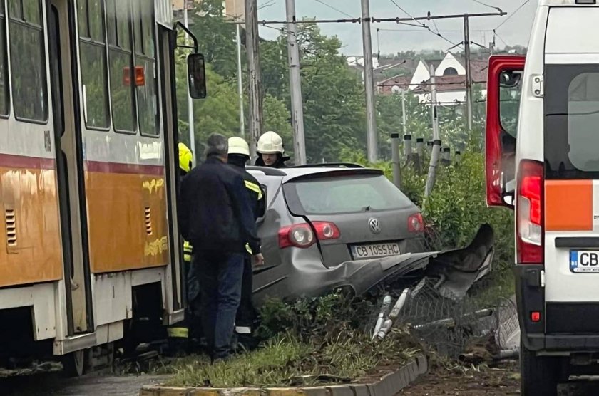 Трамвай блъсна лек автомобил в София, информира БНТ.На място са
