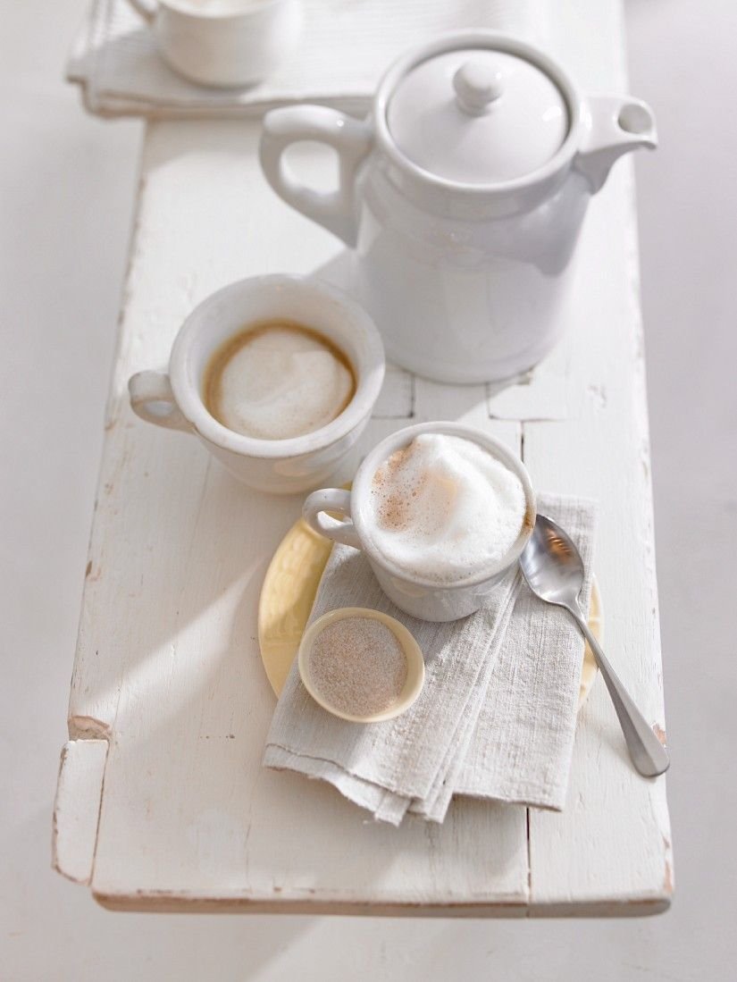 Кафе с кардамон, какао и млечна пяна