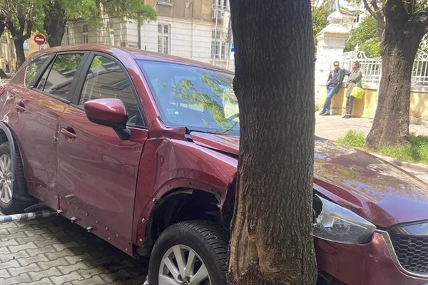 Шофьор намери колата си блъсната в дърво. Неприятната случка е