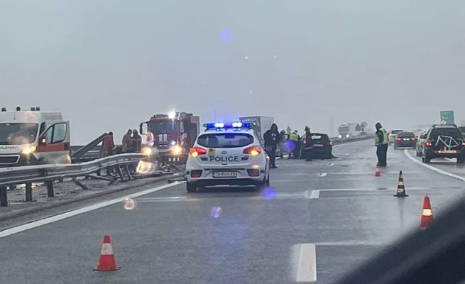 Шофьор се заби в мантинелата между двете платна на АМ