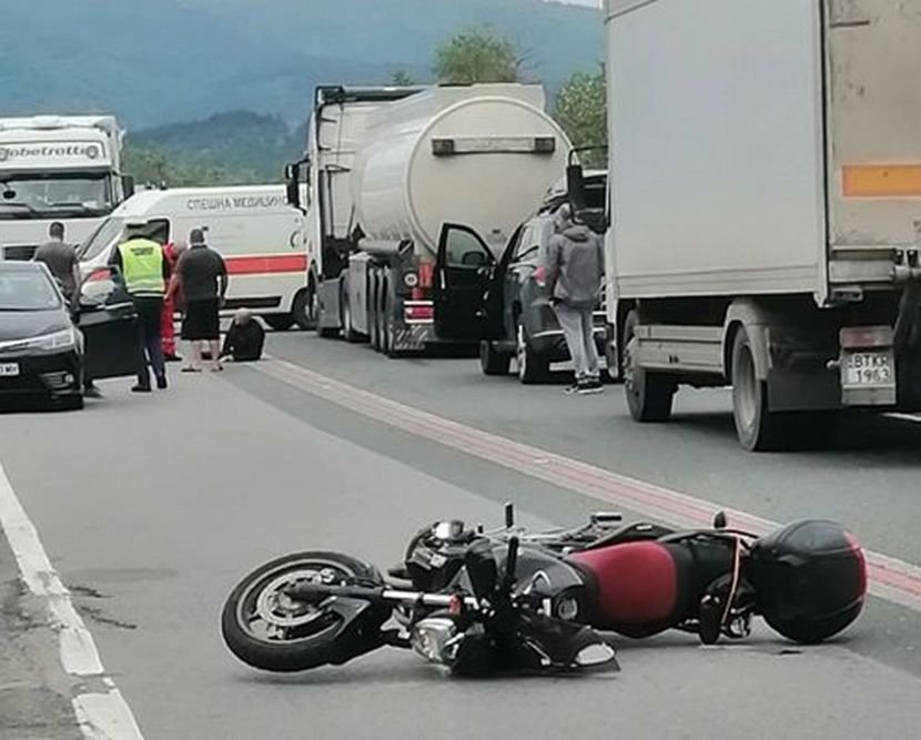 Моторист пострада при падане на главен път Е-79. Инцидентът е