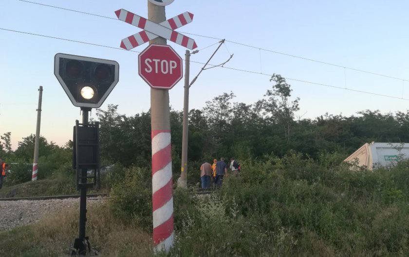 Влак и автомобил са се сблъскали на прелез в село край Лом, няма пострадали