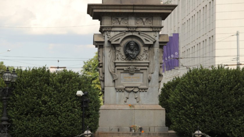 Ремонт на кръговото до паметника на Левски блокира движението