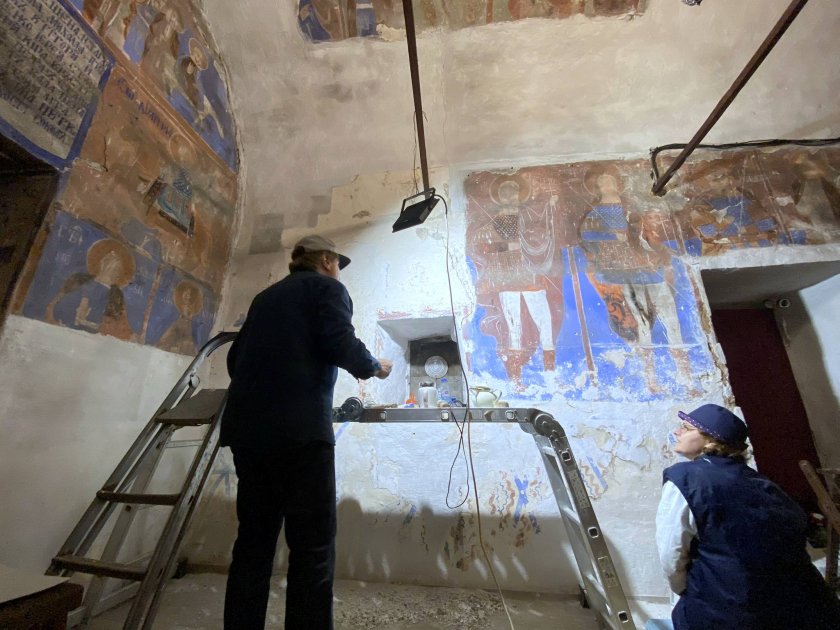 Започна работа по консервацията и реставрацията на стенописите и иконостаса