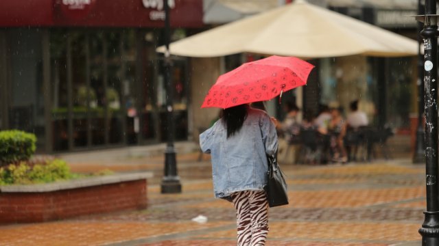 Проливен дъжд се изля в София преди минути. Централната Витошка