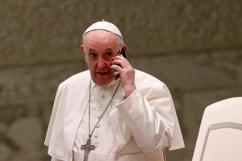Папата прекъсна аудиенция, за да говори по телефона 