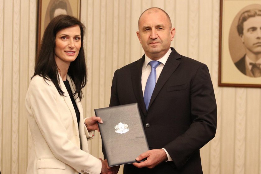 Президентът Румен Радев ще връчи български документи за самоличност на
