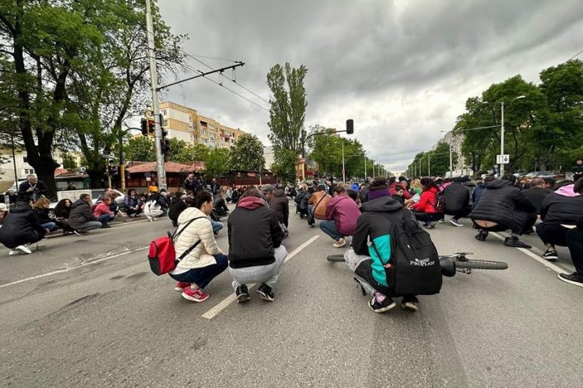 Протестиращи граждани блокираха и тази вечер столичния булевард Сливница, където