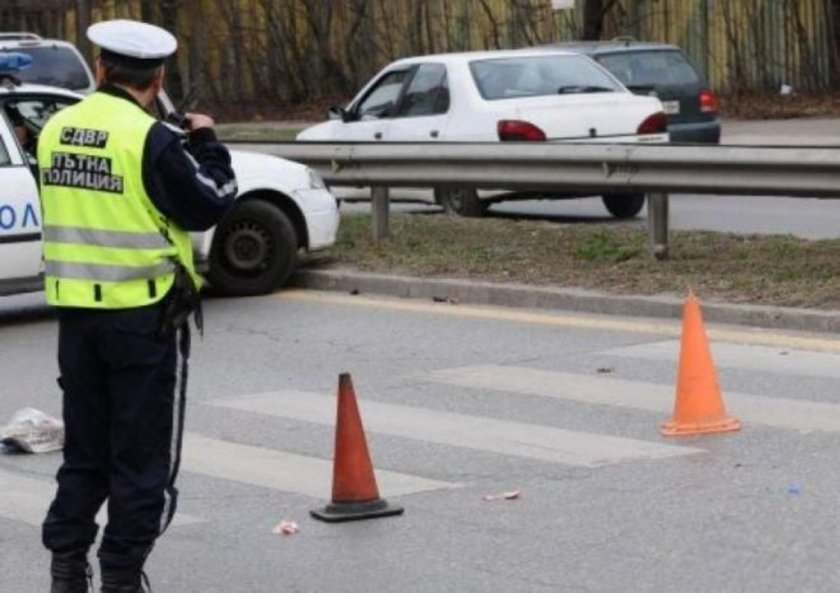 Шофьор блъсна мъж в Бургас и избяга, съобщиха от полицията.На