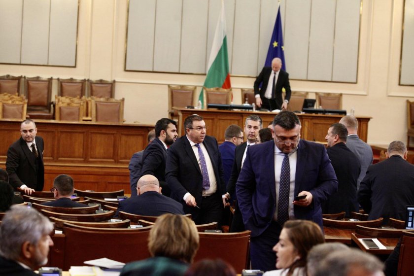 РАЗБРАХА СЕ! Утре гласуват шефовете на комисии в парламента