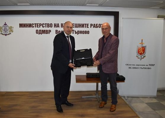 Заместник-министърът на вътрешните работи Венцислав Катинов връчи нови пистолети Валтер