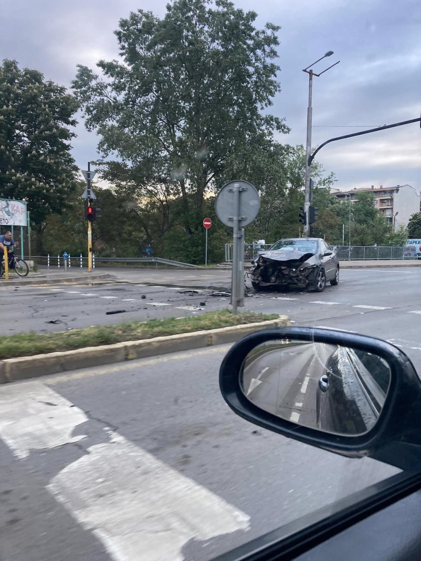 Катастрофа на празен булевард в София спря неделното сутрешно движение