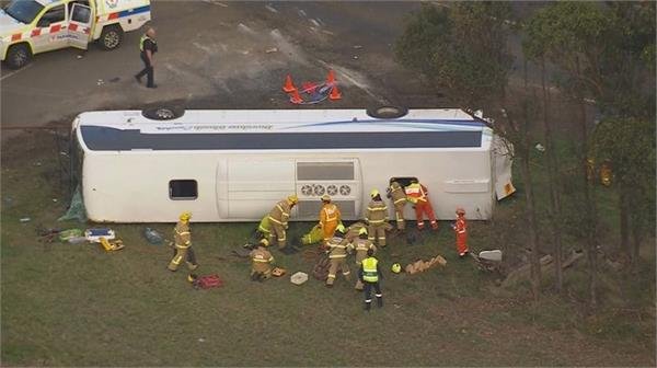 Камион блъсна училищен автобус в Австралия