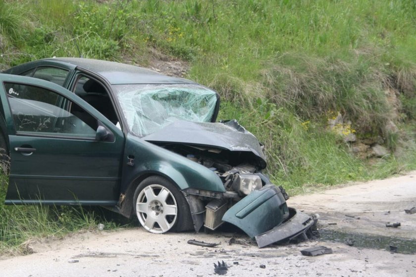 КОШМАР: 19-годишен помля челно друга кола, има загинал и ранени