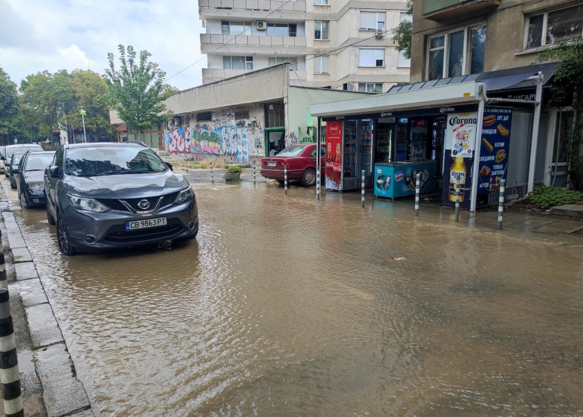 Порой и наводнение в Правец след обилен дъжд днес следобед.