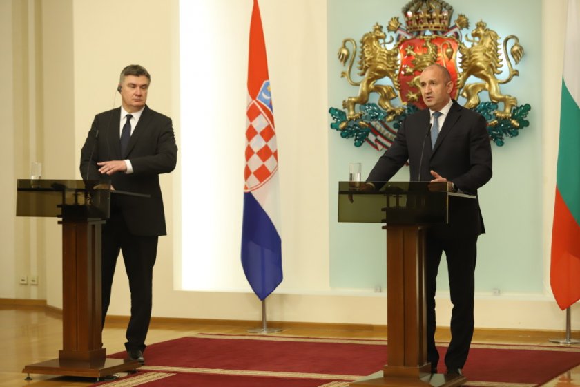 Радев посрещна с церемония хърватския президент 