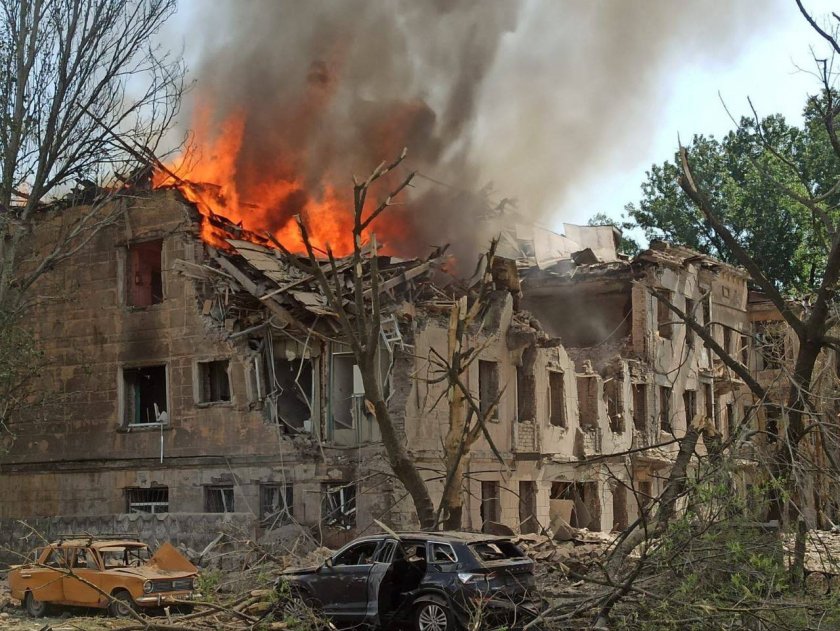 Жертва и 15 ранени при руски удар по клиника в Днипро