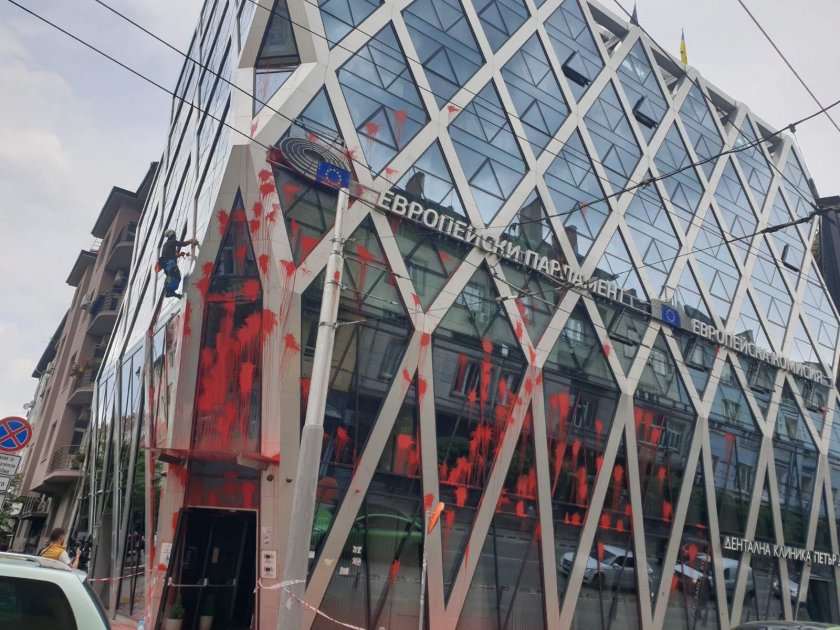 Цяла седмица ще отнеме изчистването на червената боя, с която