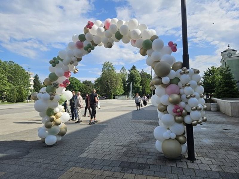 В Търговище хулигани разглобиха и задигнаха металната конструкция на празничната