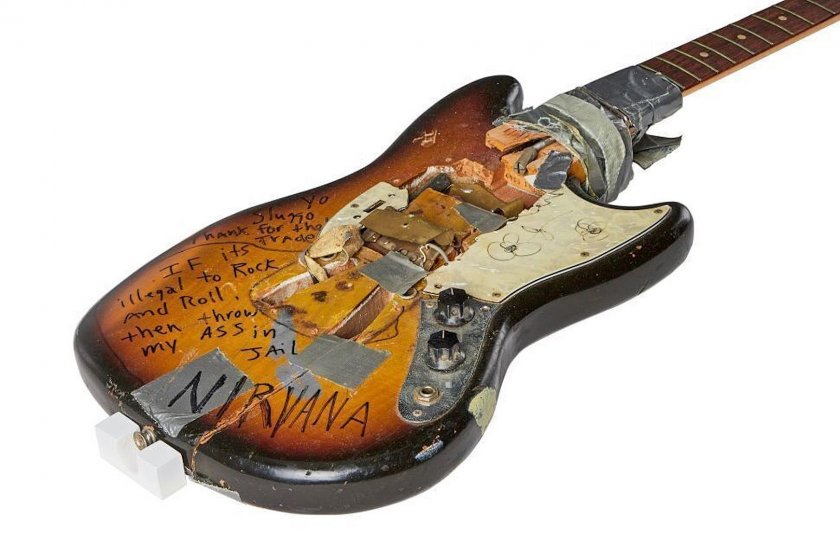 Фен купи счупената китара на Кърт Кобейн от "Нирвана" за 600 000 долара (ВИДЕО)