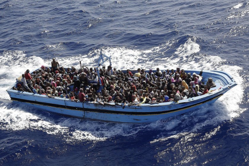 Лодка с около 500 мигранти, сред които новородено бебе и