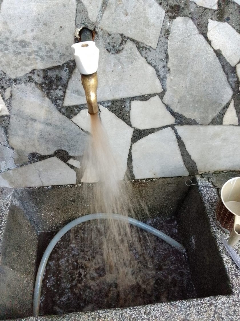 Кал, а не вода тече от чешмите в Мурсалево
