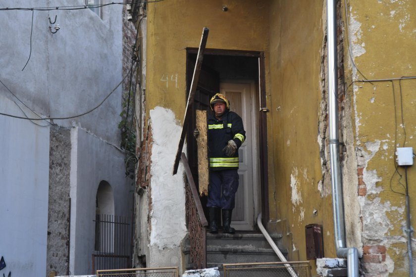 90-годишна жена е спасена при пожар в жилищна сграда в