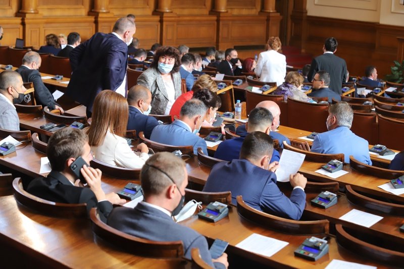 На второ четене: Депутатите гледат „Крумовите закони“