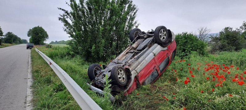 Кола се обърна по таван край Варна, шофьорът избяга
