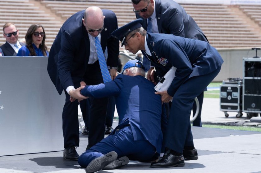 Американският президент Джо Байдън се спъна и падна на земята
