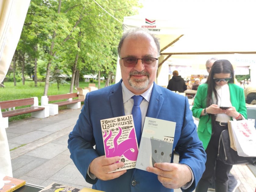 Книгата не е просто прозорец към света. Казват, че книгите