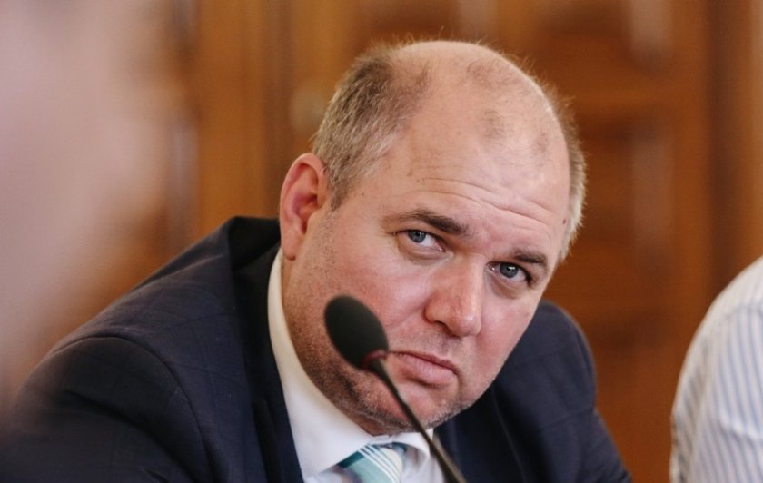 Президентът работи така, че да няма редовно правителство. Това отъсди