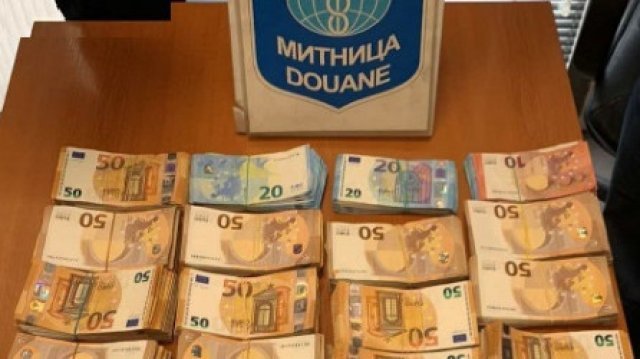 Митнически служители от ТД Митница Русе откриха недекларирана валута с