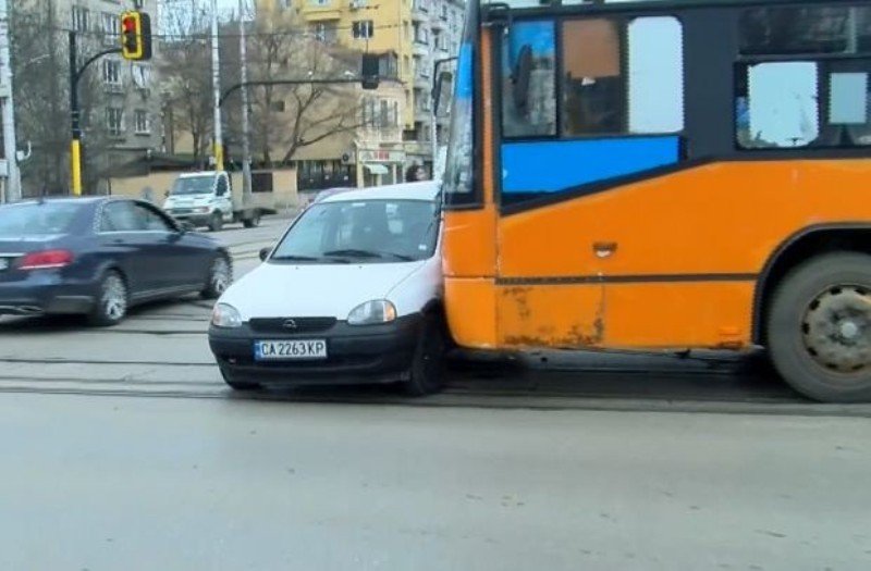 Автобус от градския транспорт и лек автомобил се блъснаха на