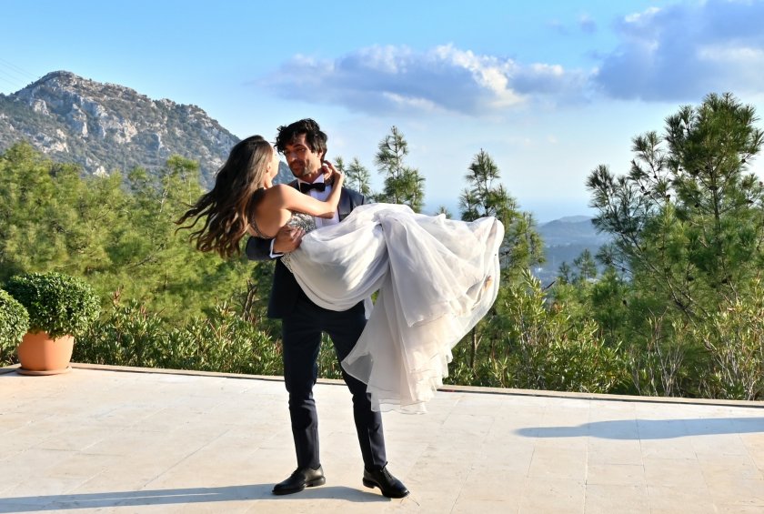 Откакто Евгени Генчев се събра в реалния живот с избраницата