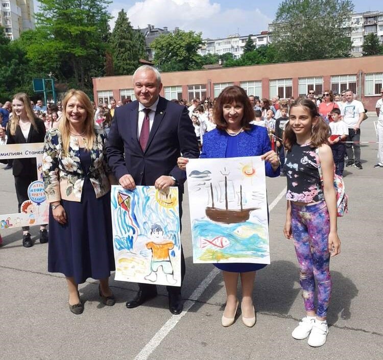 Ваня Кастрева и Демерджиев празнуват 1 юни в училище