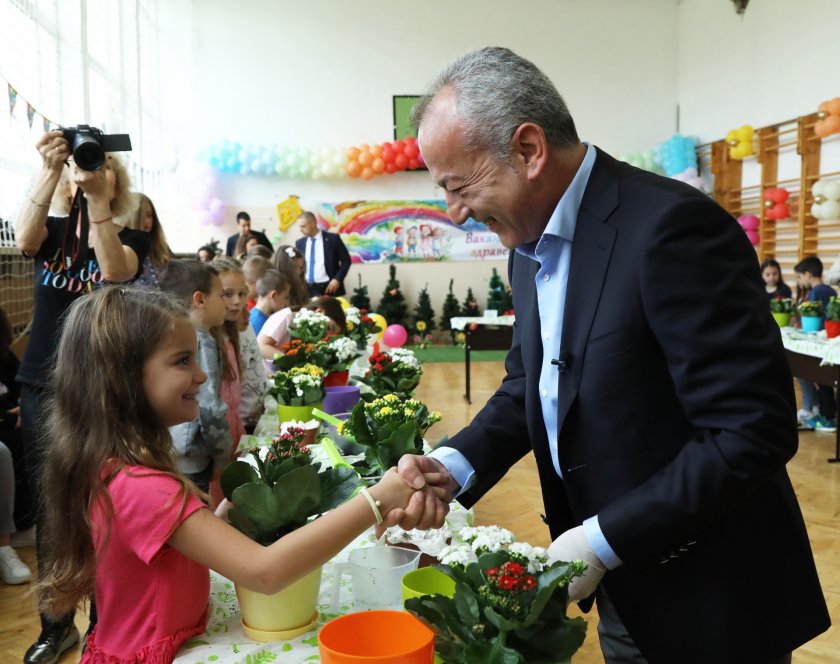 Честит празник, скъпи деца! Благодаря ви, че приехте да съм