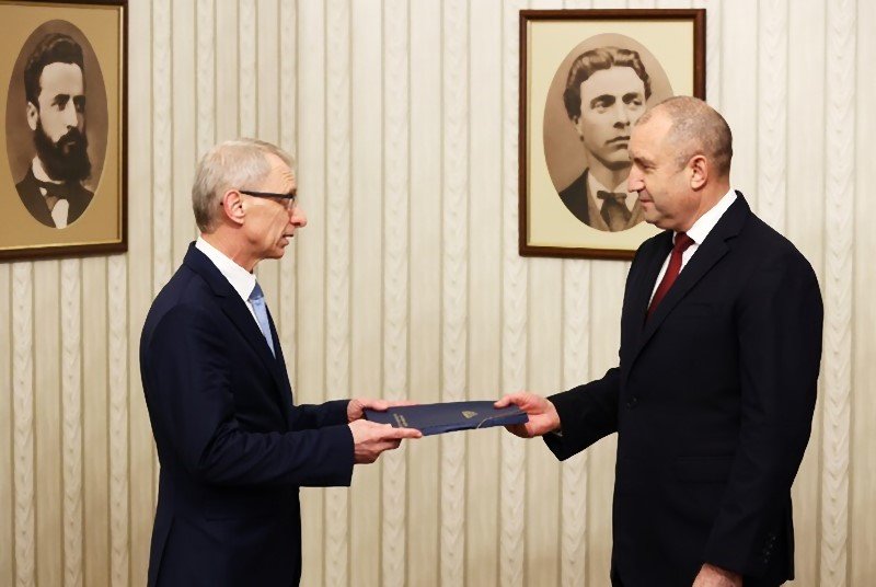 Президентът Румен Радев връчи втория проучвателен мандат за съставяне на