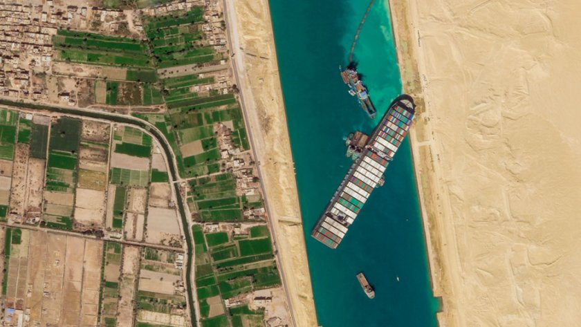 Египет изпрати три влекача, за да изтеглят петролен танкер, който